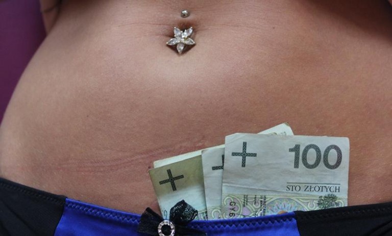 Prostytutka oskarża sutenerów