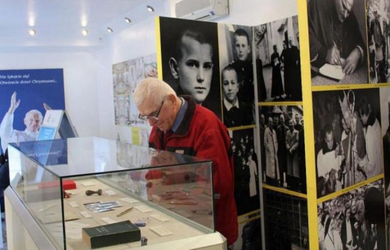 Oglądają papieskie pamiątki