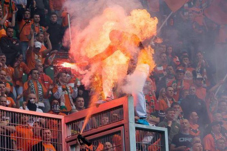 Kibic w ogniu (DRASTYCZNE ZDJĘCIA)