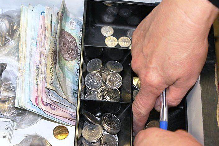 Odwracał uwagę i kradł pieniądze z kasy