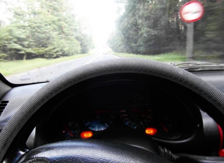 Do dziewczyny kradzionym autem