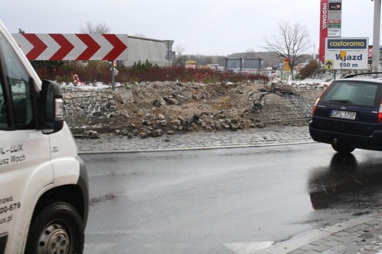 Powaliło drzewa, ciężarówka uderzyła w rondo