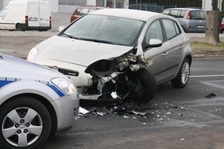 Uwaga kierowcy, szklanka na drogach
