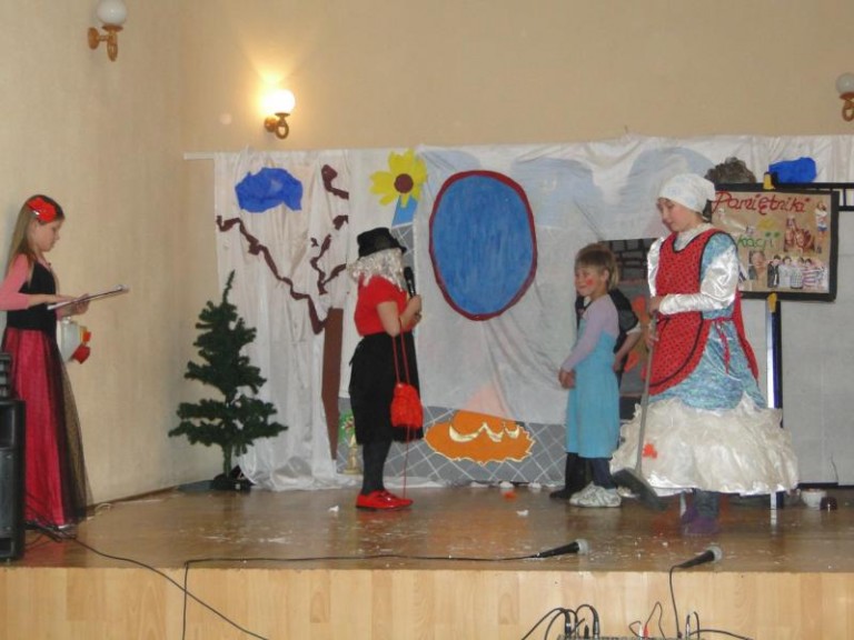 Młodzi aktorzy na scenie