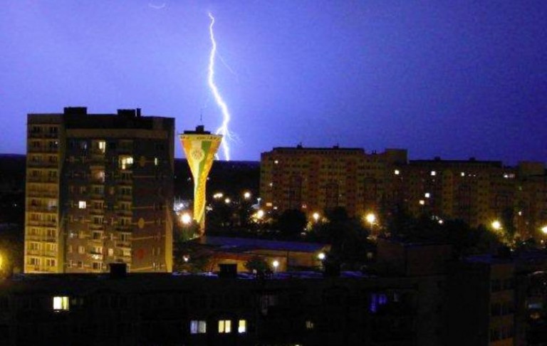 Drzewo zmiażdżyło zaparkowane auta