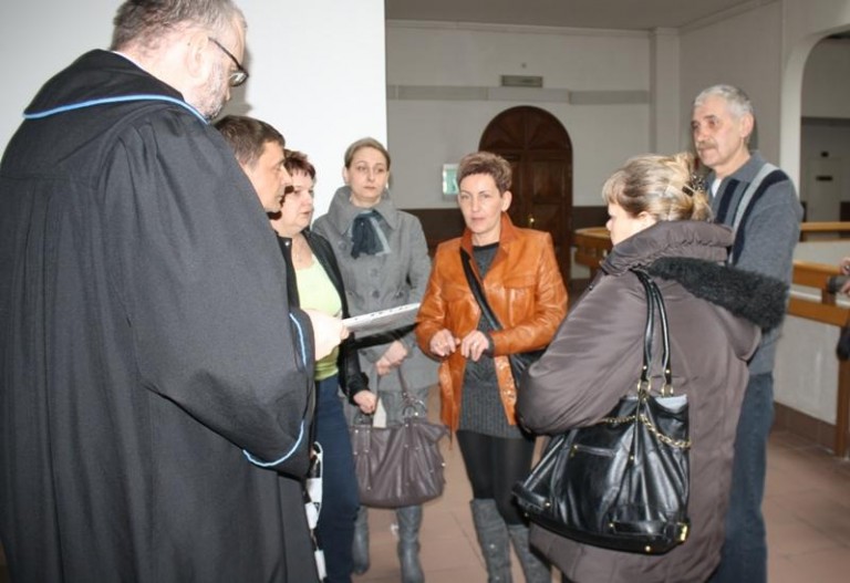 Wyrzuceni jak śmieci pod bramę