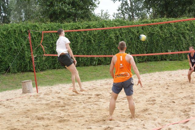 Posiłuj się na rękę i zagraj w plażówkę