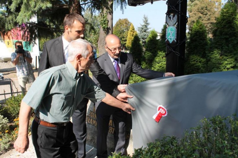 Nowy pomnik na cmentarzu