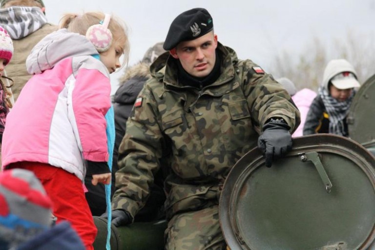 Żołnierze na błoniach