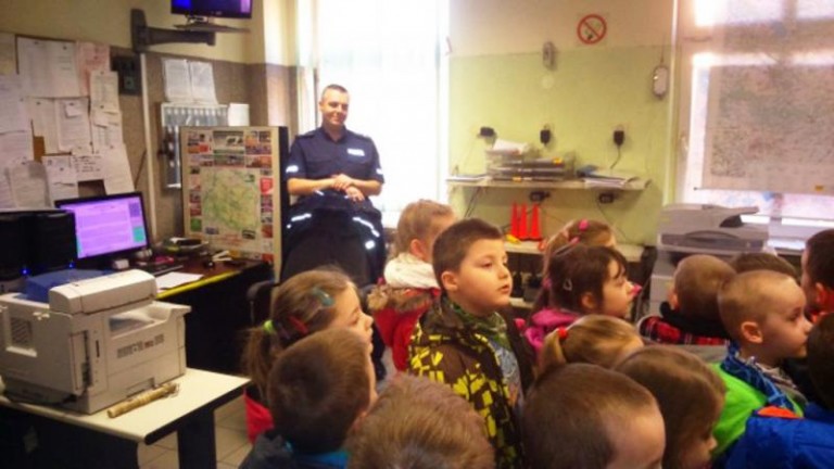 Straszą dzieci policją