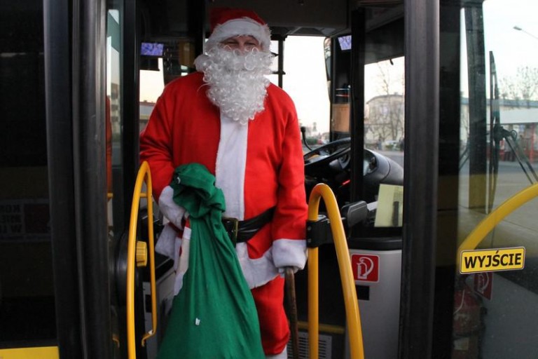 Mikołaj rozdawał prezenty w autobusie