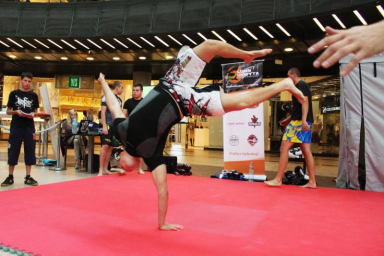 Wojownicy i piloci w atrium galerii