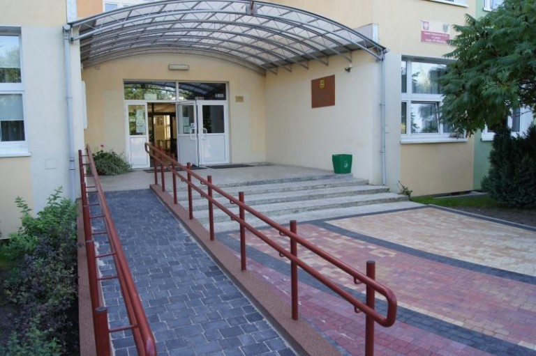 Coraz ładniej przed szkołami