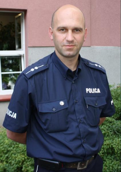 Sposób na niedzielną nudę – butelkami w przechodniów