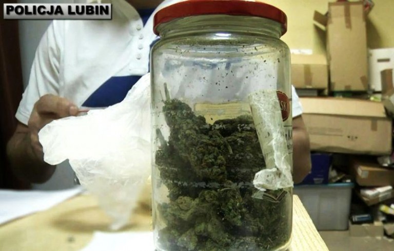 Amfetamina i marihuana w mieszkaniu