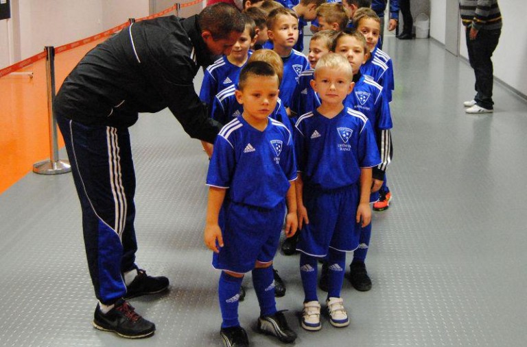 Karol i Zuzia wyprowadzą koszykarzy