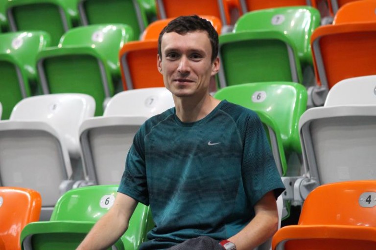 Biegnie po trzecią lampkę