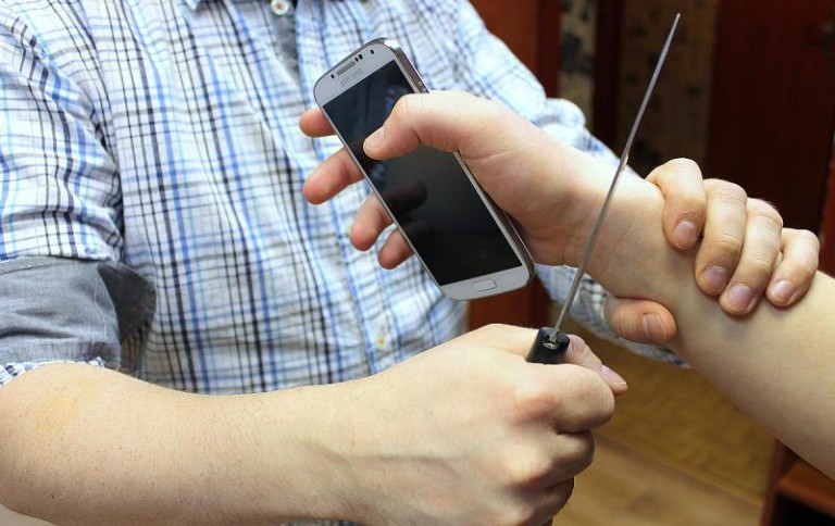 Zagroził nożem, bo chciał telefon
