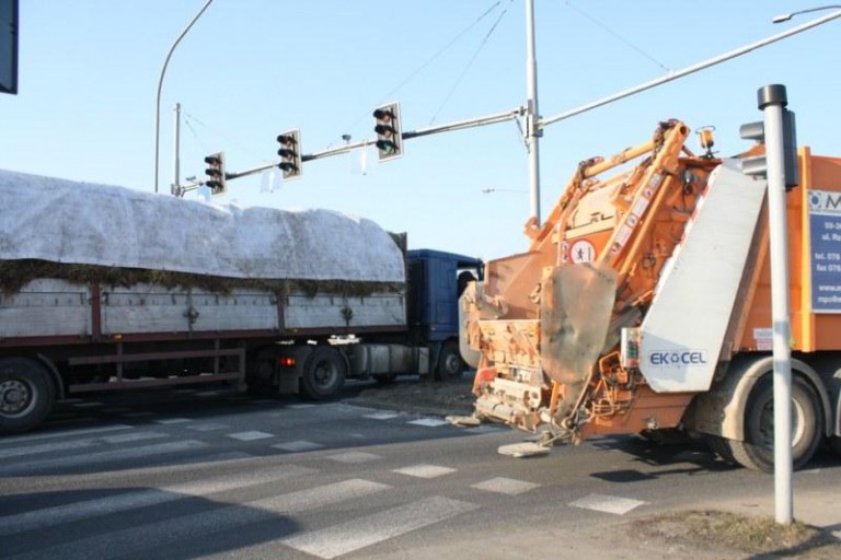 Popsuta ciężarówka zablokowała ruch