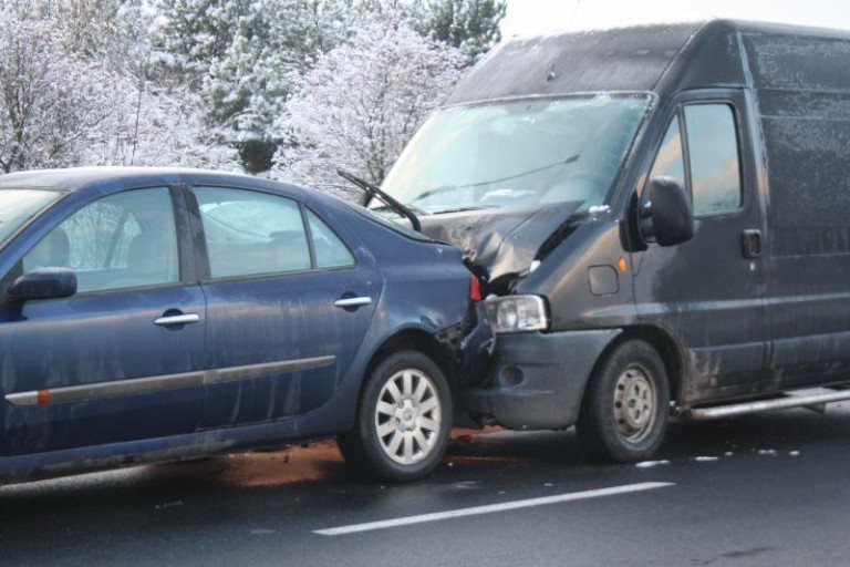 Bus uszkodził dwie „renówki”