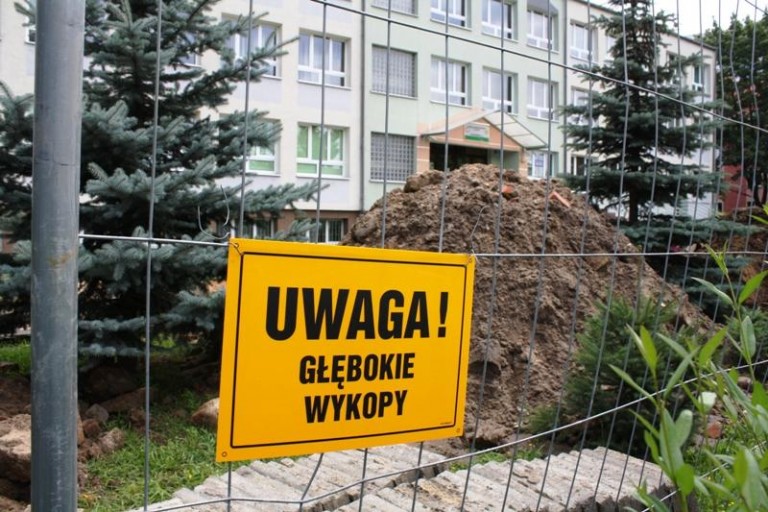 Ogrodzili i rozkopali ogólniak