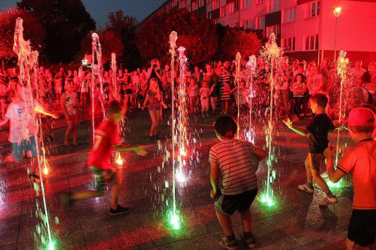 Ruszyła fontanna, otwarto boisko