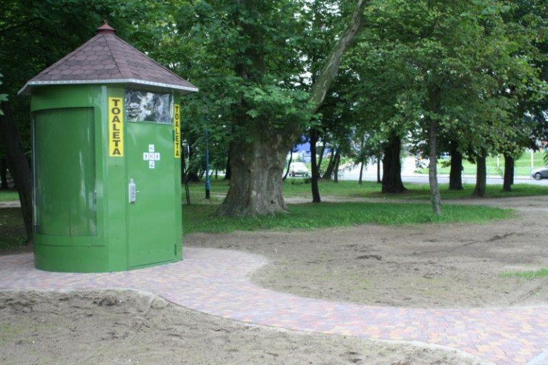WC-budka już stoi