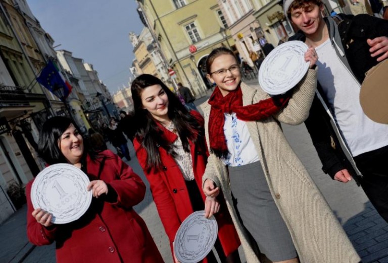 Ze złotówek ułożą… kilometry dobra