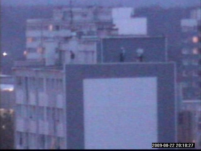 Butelkami w przechodniów