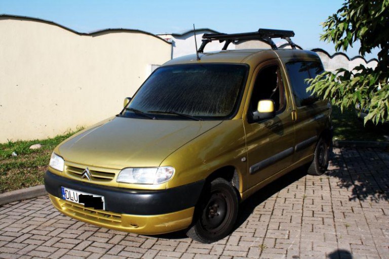 Pożar citroena na parkingu