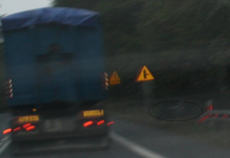 Rozbite auto kręci i nęci
