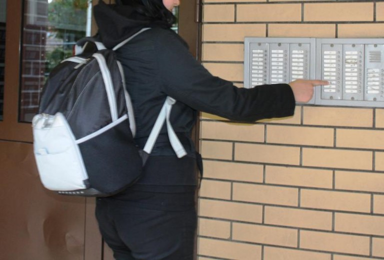 Łapie za klamkę i wchodzi do mieszkań