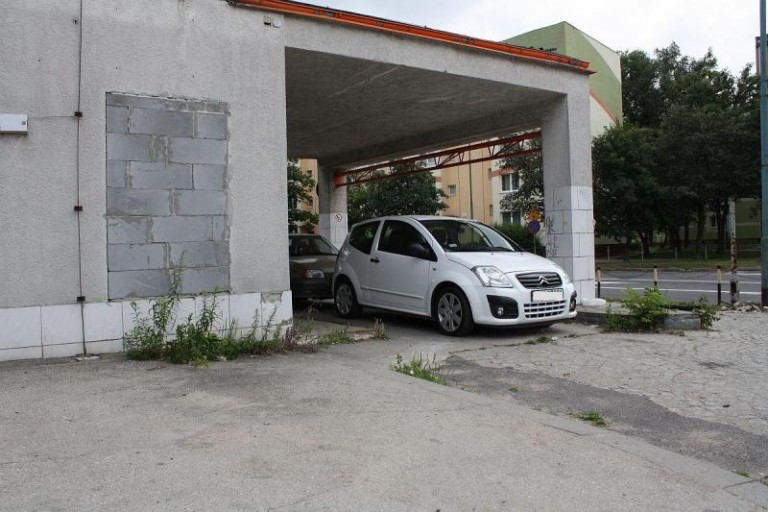 Stoi pusta, bo nikt jej nie chce