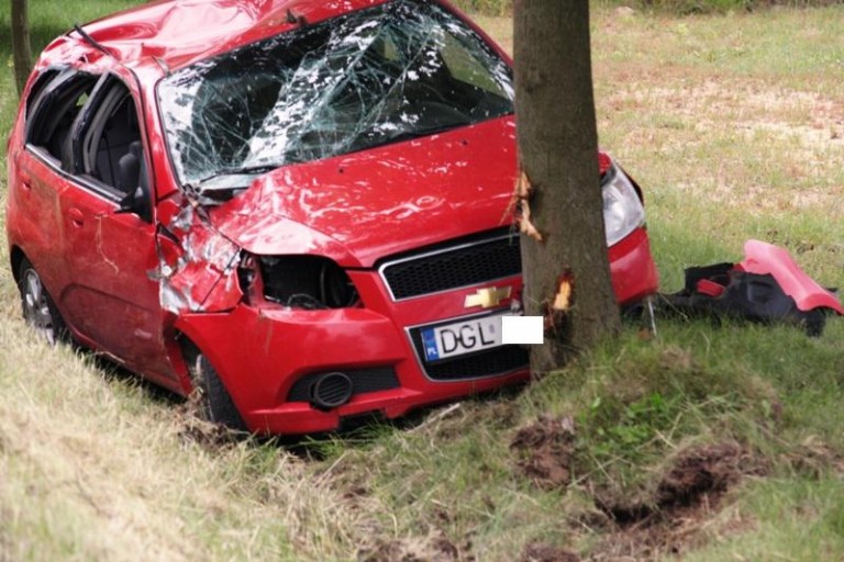 Zasłabł i wjechał w drzewo