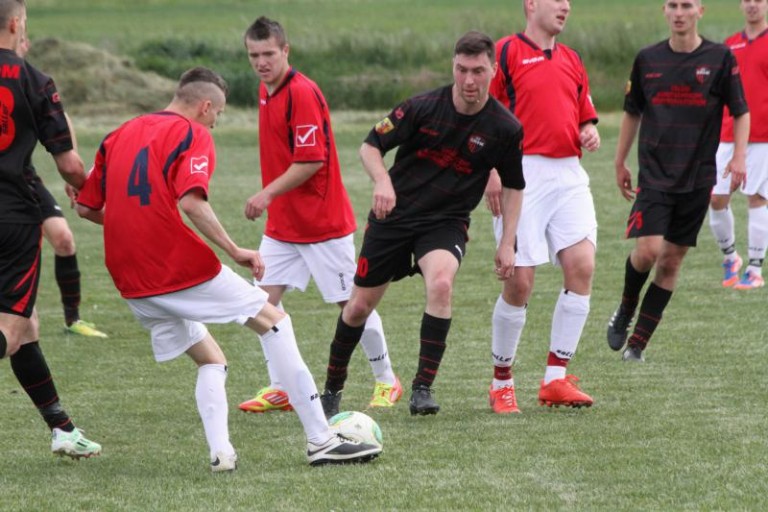 Grom wciąż lideruje, porażka Unii Miłoradzice