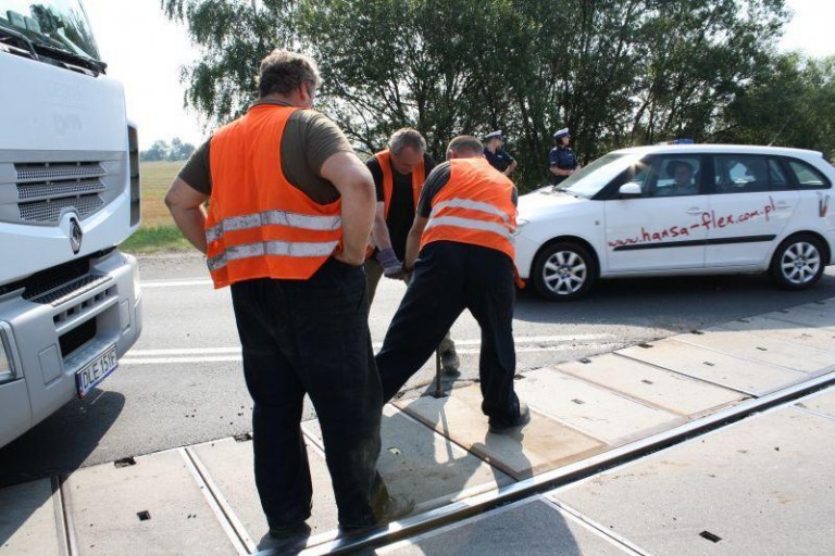 Pod kołami klawisze fortepianu