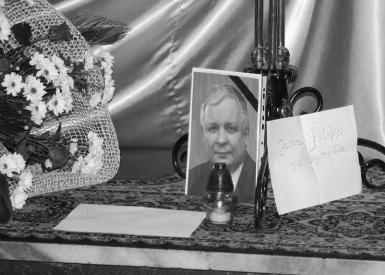 W hołdzie ofiarom katastrofy (FOTO)