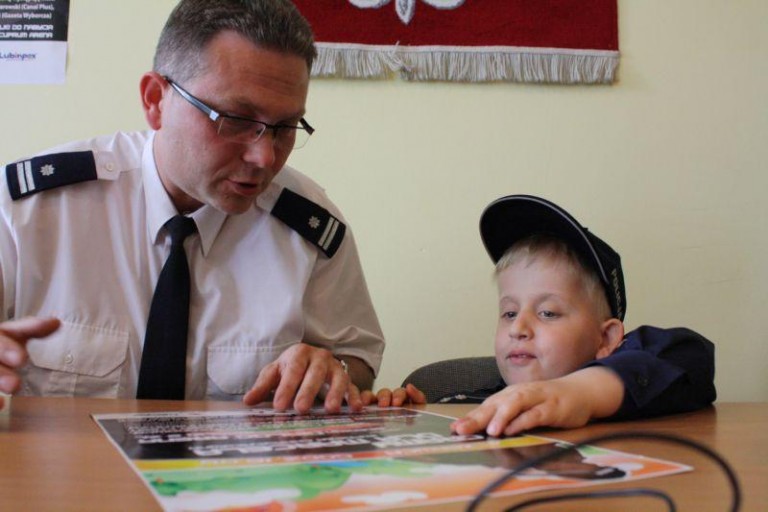 Policjanci piłkę kopią (FOTO)