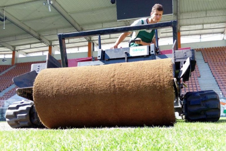 Piłkarze odpoczywają, stadion się regeneruje
