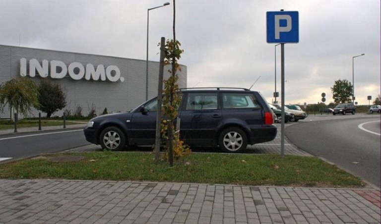Parking na środku drogi