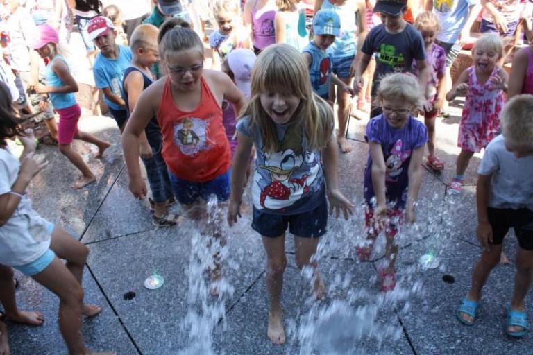 Szalona zabawa w fontannie