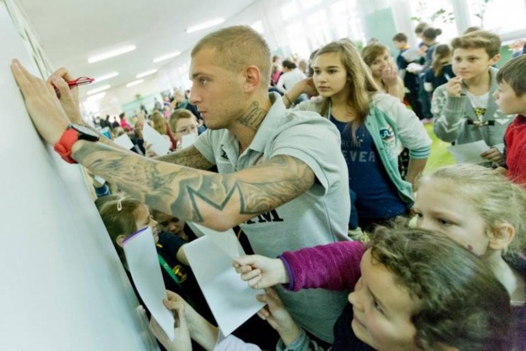 Piłkarze rozdawali FIFĘ