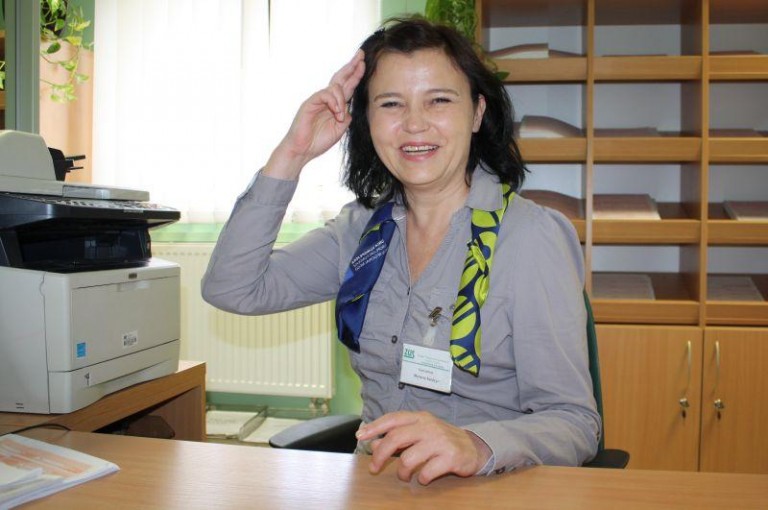 Słucha i mówi do głuchoniemych