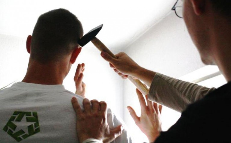 Dostał młotkiem od matki, bo nakarmił siostrę