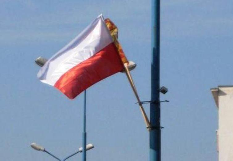 Flaga. Łączy w radości i smutku