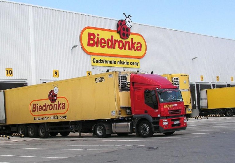 KGHM przegrywa z dyskontem