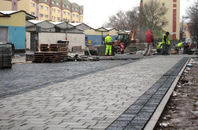 Już robią chodniki i parkingi