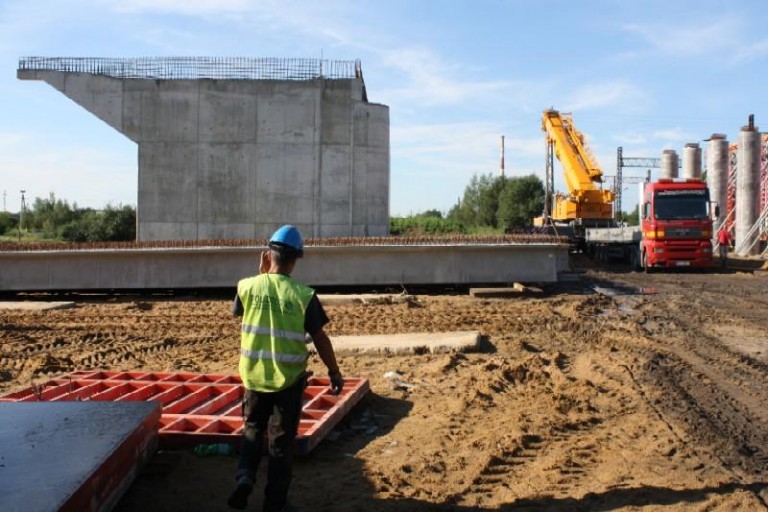 Betonowe kolosy nad wiaduktem
