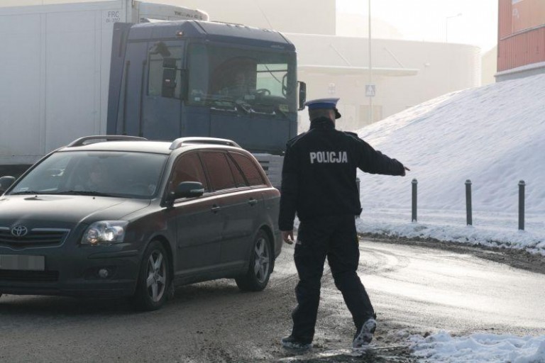Utknął na środku ronda