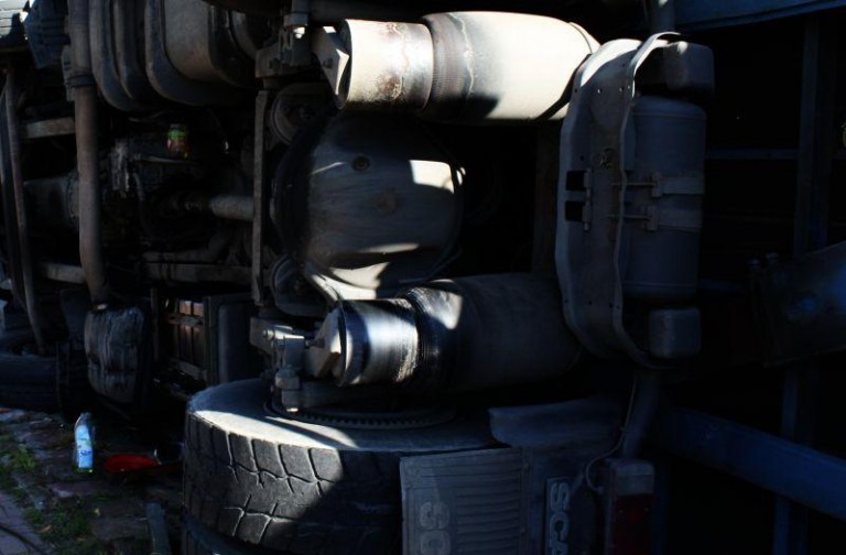 Nocna wywrotka przy Hutniczej